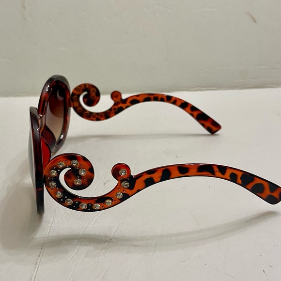 Elegant, High Fashion Leopard Brown Round Sunglasses with Rhinestones main image 12